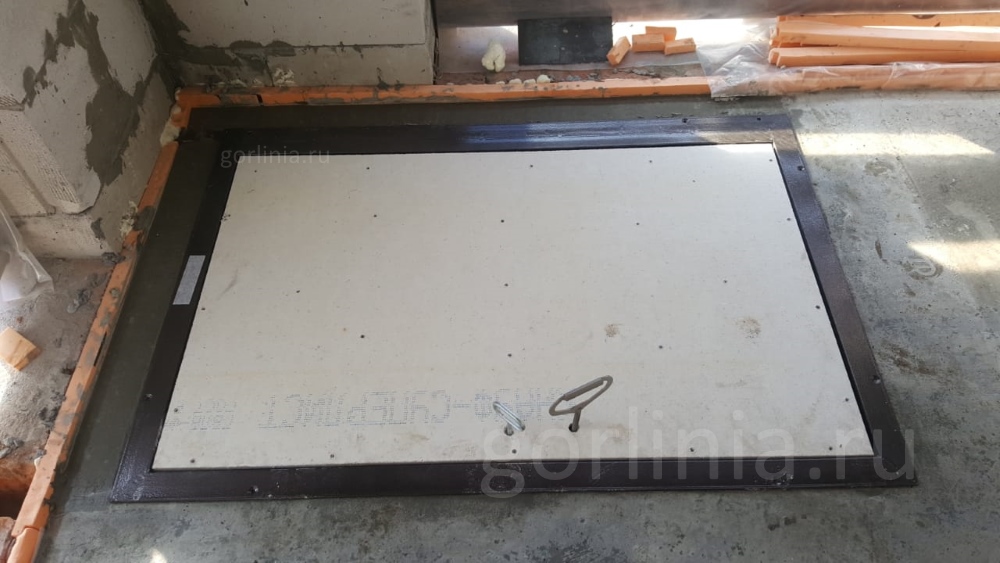 Вид крышки до чистовой отделки полов Правильно установленный в проеме люк до отделки полов